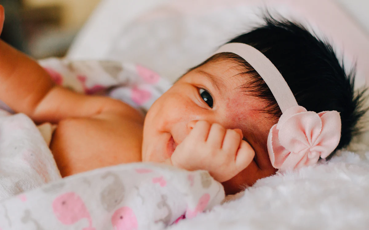 Baby mit weichem Stoff-Haarband.