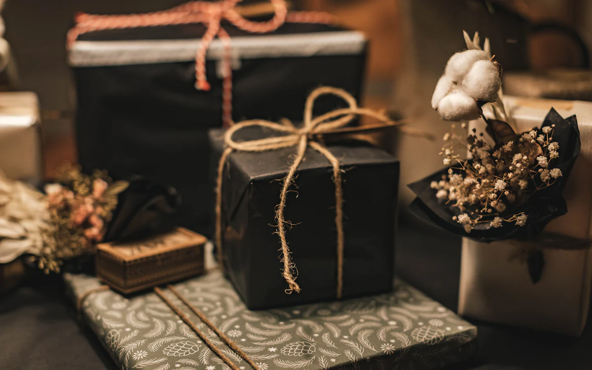 Geschenkschachtel auf gemustertem Textil.