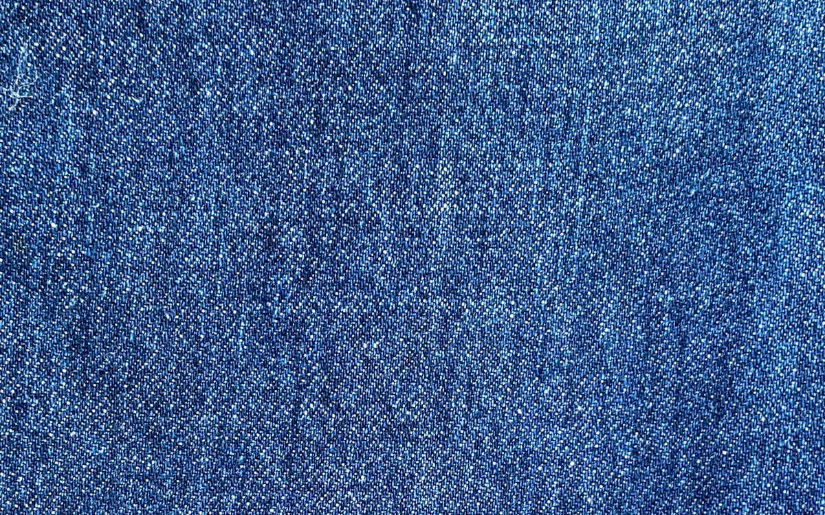 Detailaufnahme eines blauen Jeansstoffs.
