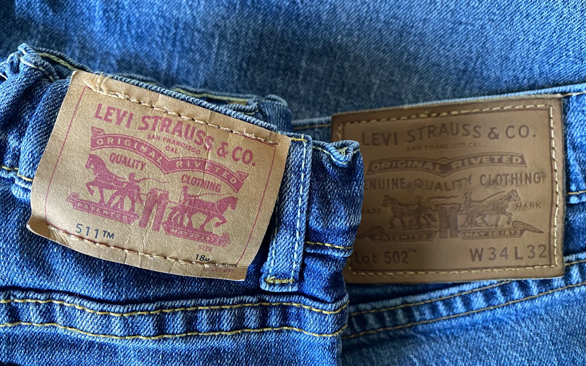 Zwei geprägte Lederpatches an einer Jeans.