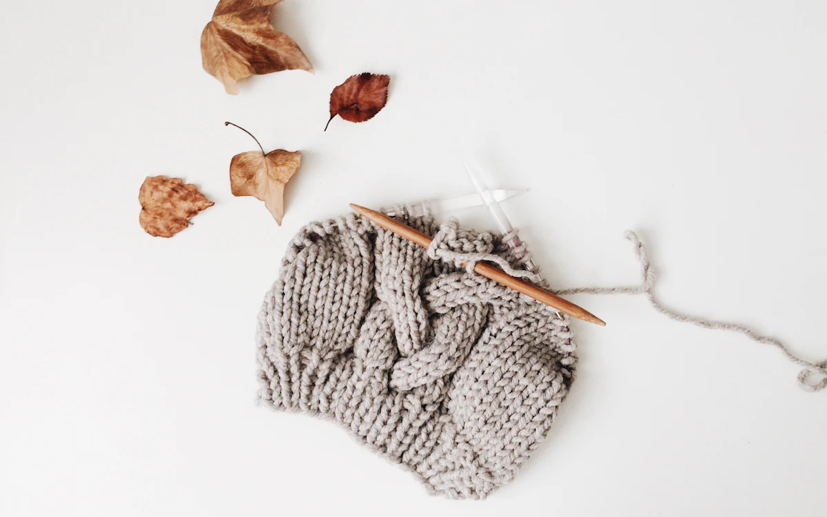 Selbstgenähte graue Beanie.