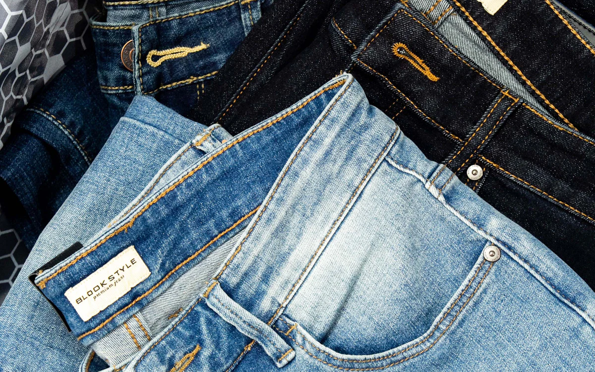 Stapel alter Jeans als Upcycling-Material.