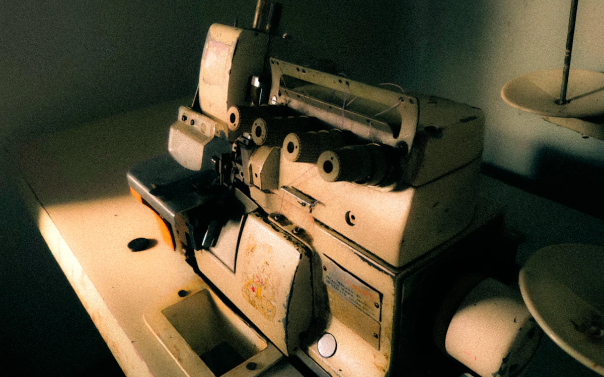 Overlockmaschine mit mehreren Garnrollen.
