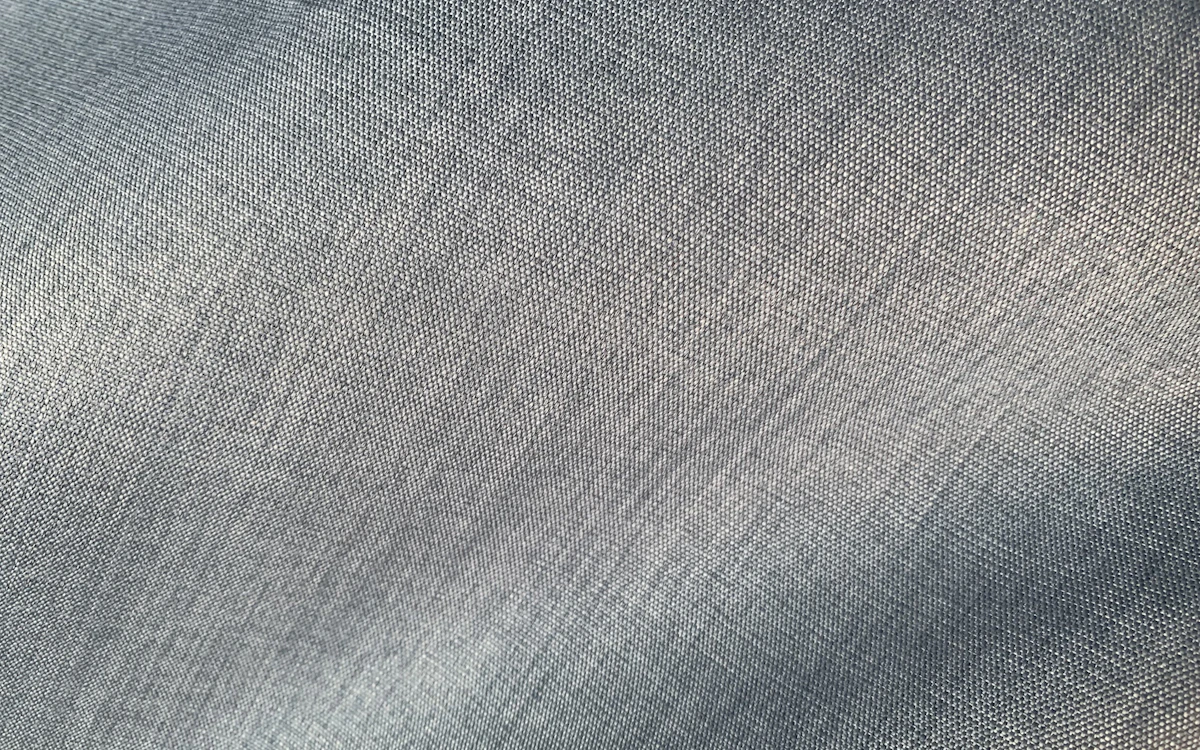 Detailaufnahme eines dichten technischen Gewebes in Graublau.