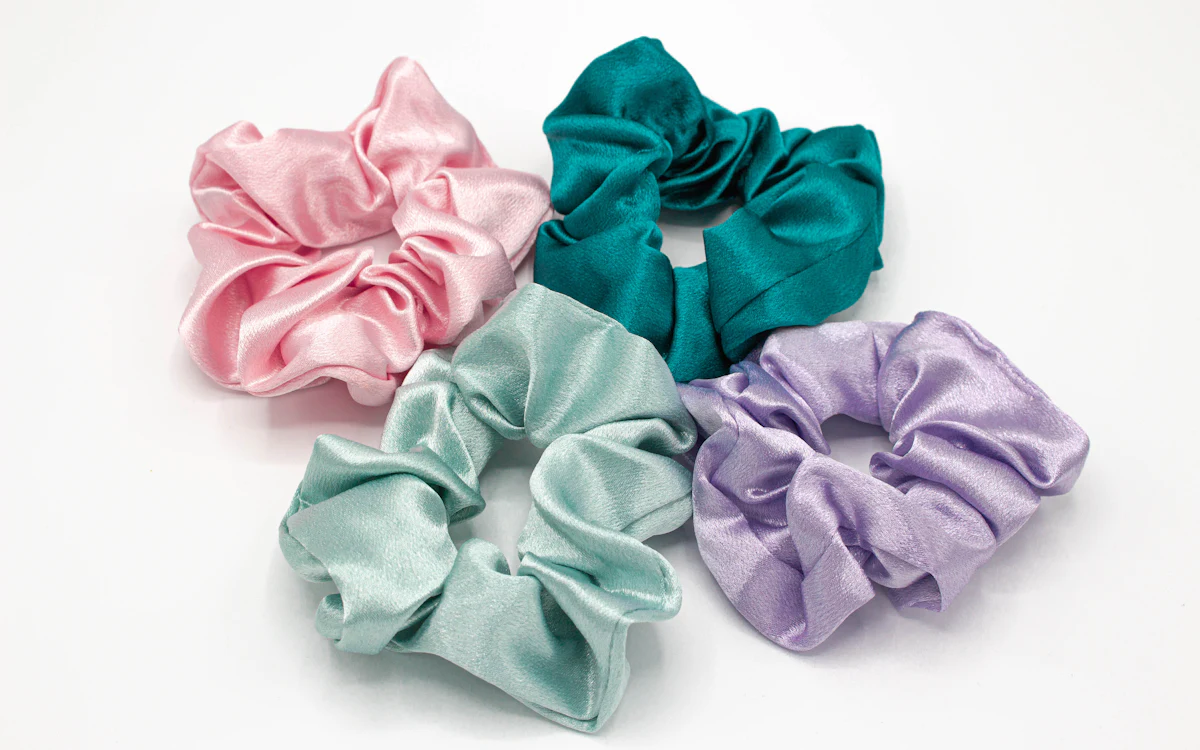 Bunte, selbstgenähte Stoff-Haaraccessoires.