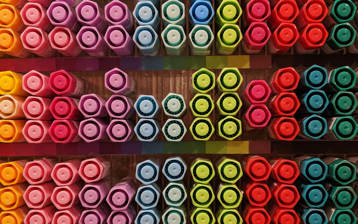 Reihen bunter Textilstifte, von oben fotografiert.