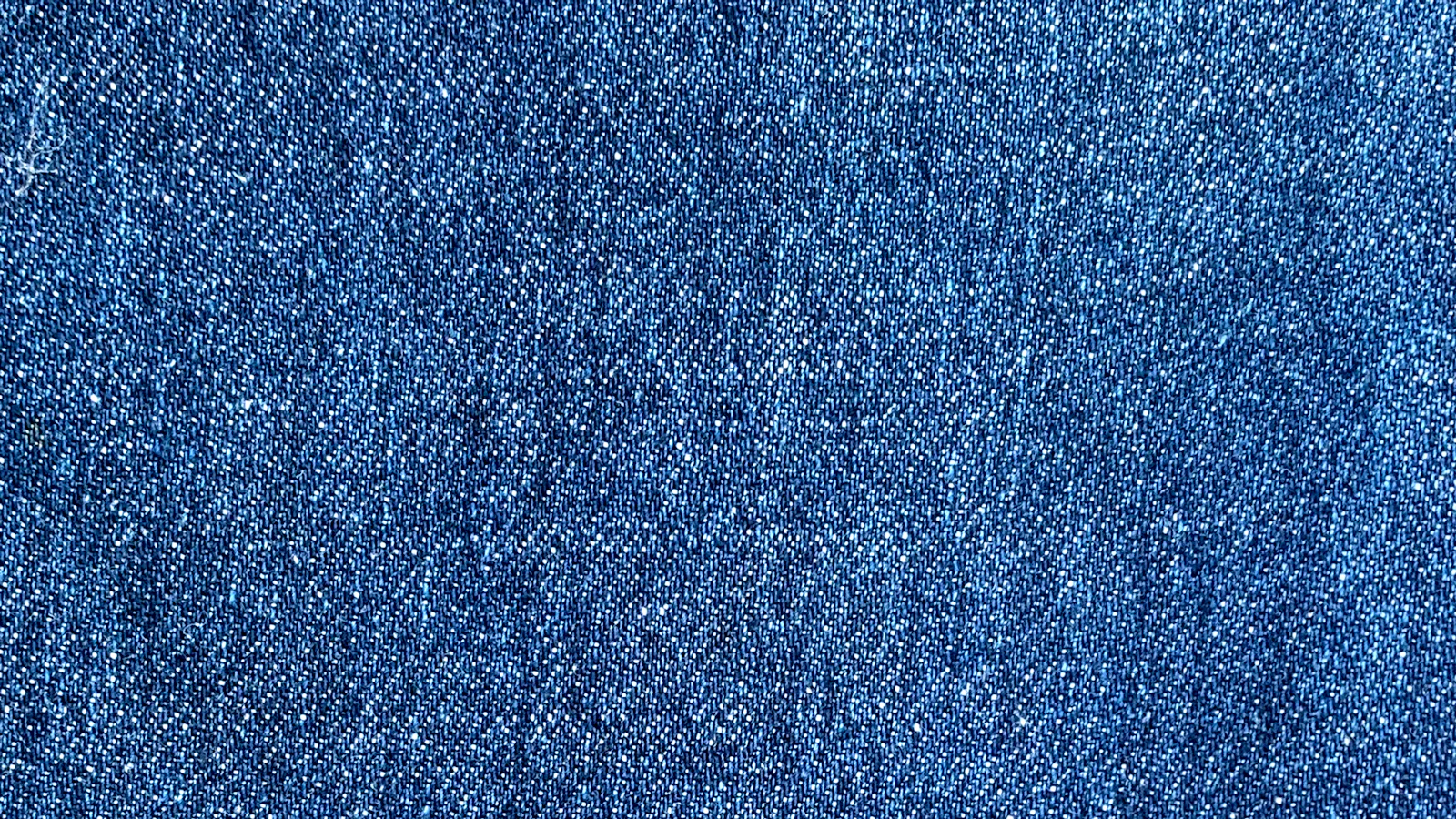 Blauer Denimstoff in Nahaufnahme mit sichtbarer Köperbindung.