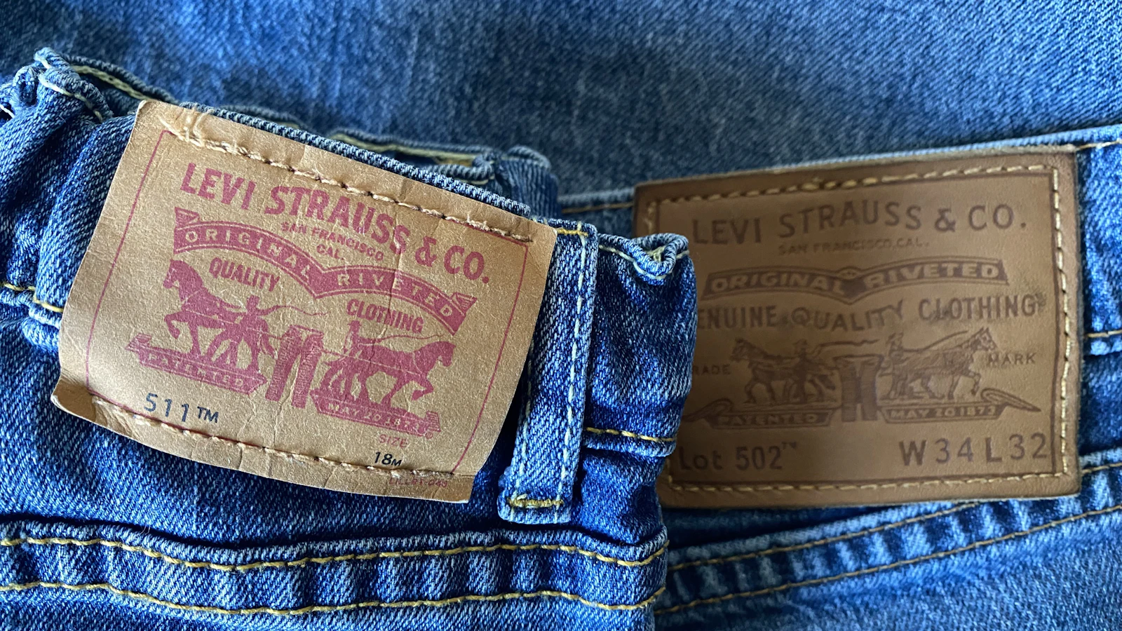 Zwei geprägte Lederpatches an einer Jeans.