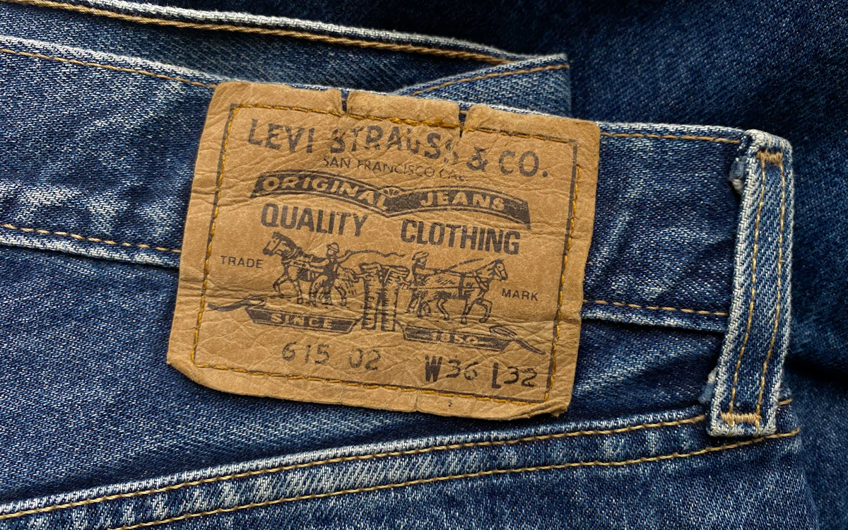Geprägtes Lederlabel an einer Jeanshose.