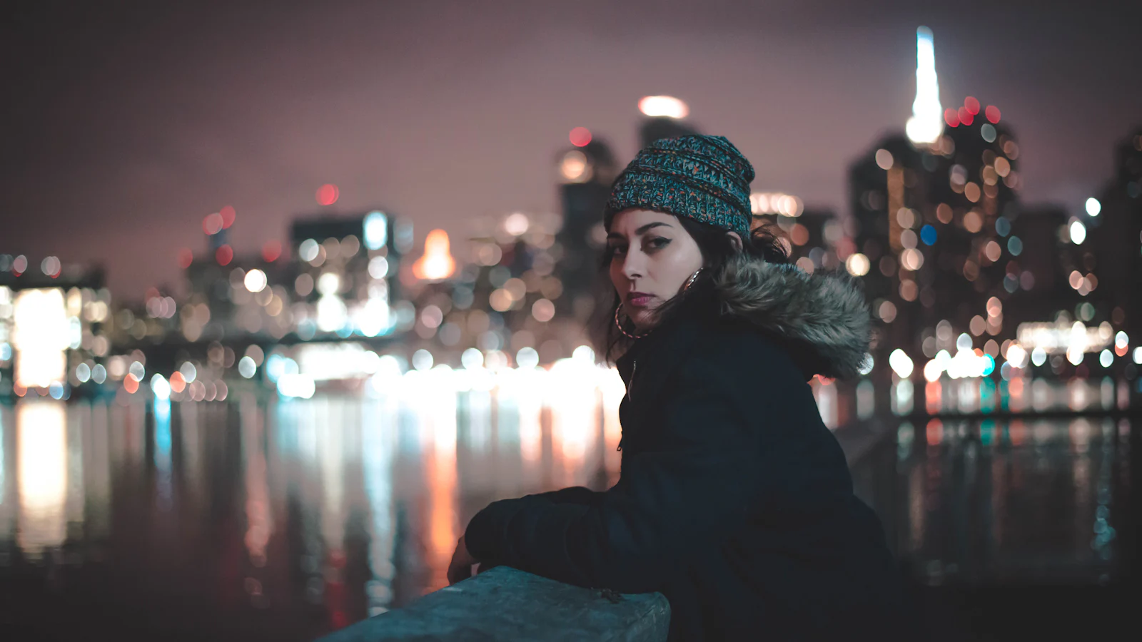 Frau mit grauer selbstgenähter Beanie.