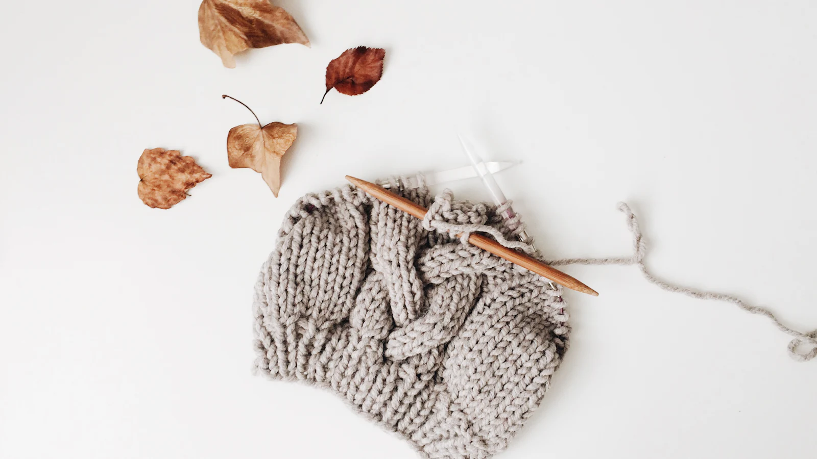 Selbstgenähte graue Beanie aus Strickstoff.