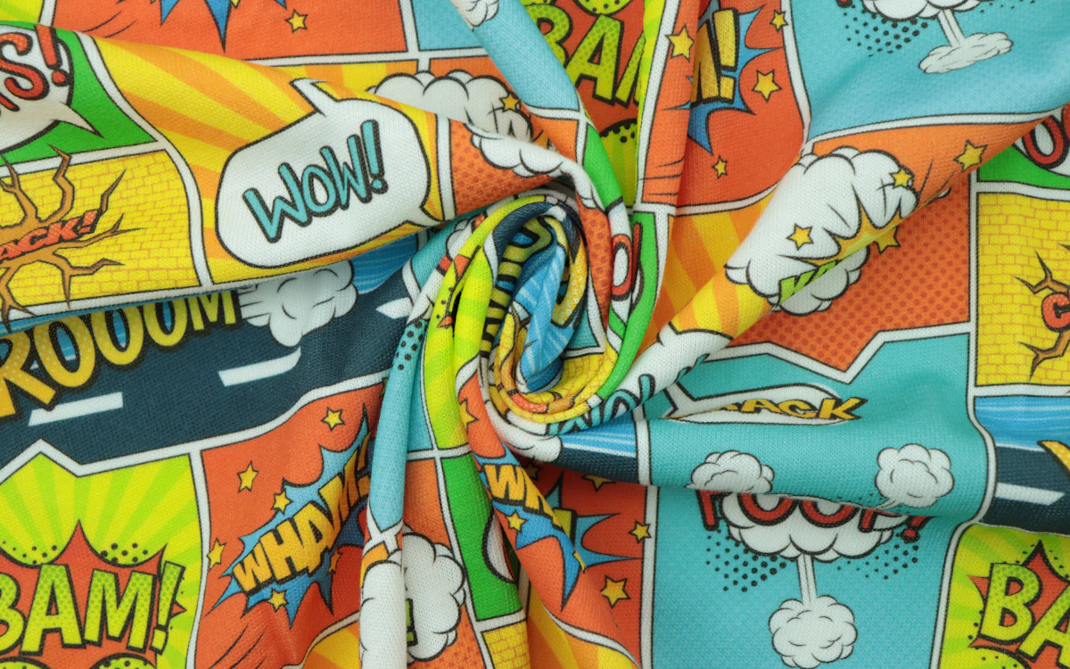 Bunter Comic-Stoff mit Sprechblasen-Motiven wie WOW und BAM.