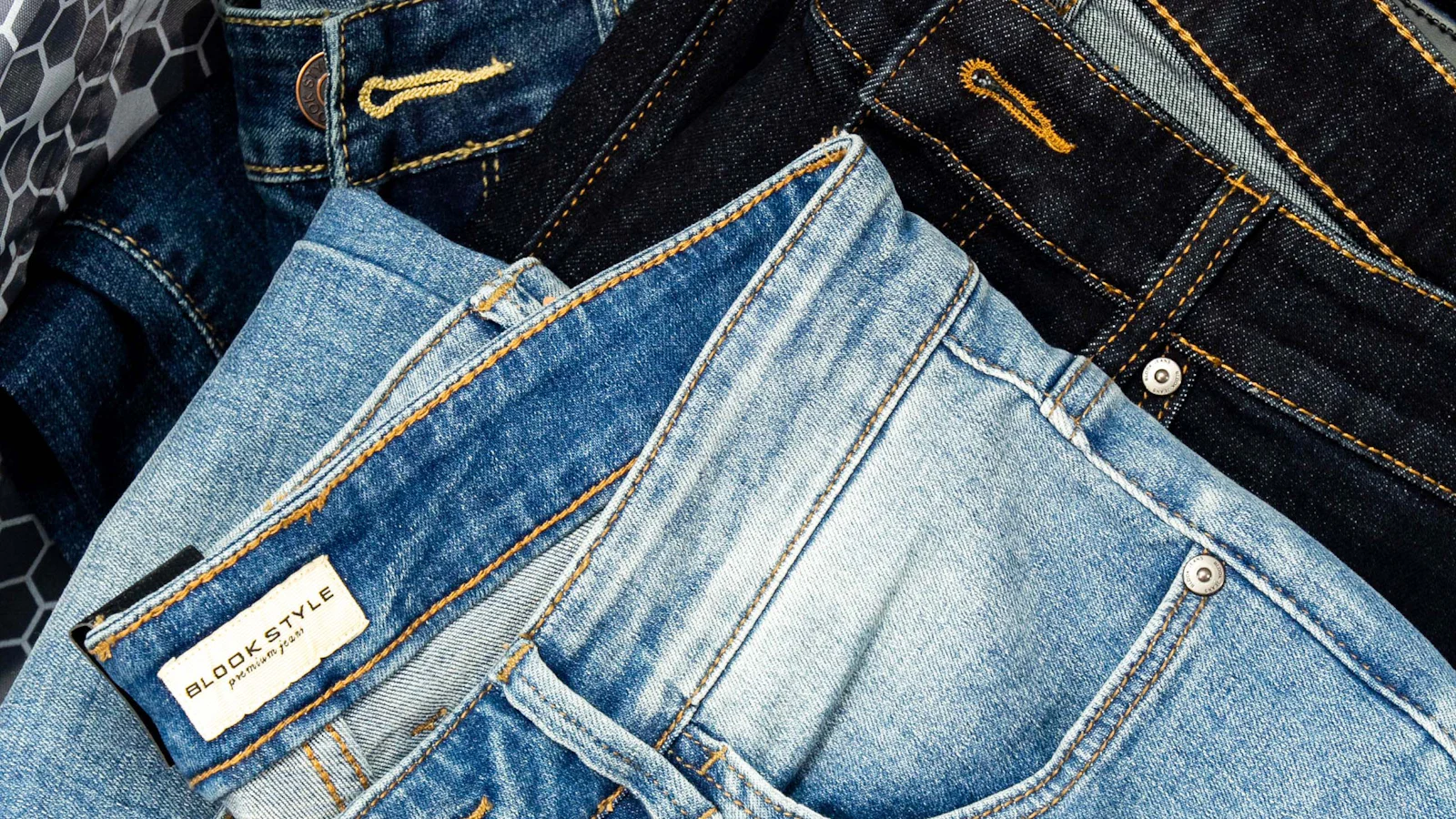 Stapel alter Jeans auf einem Tisch.