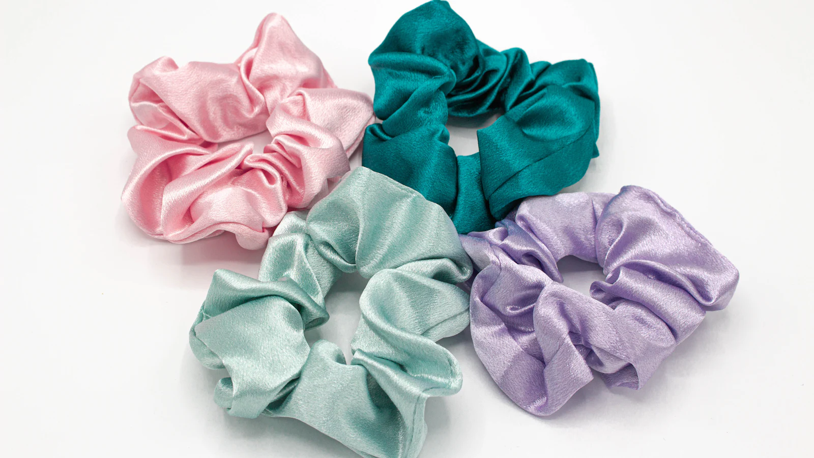 Bunte, selbstgenähte Stoff-Haaraccessoires.