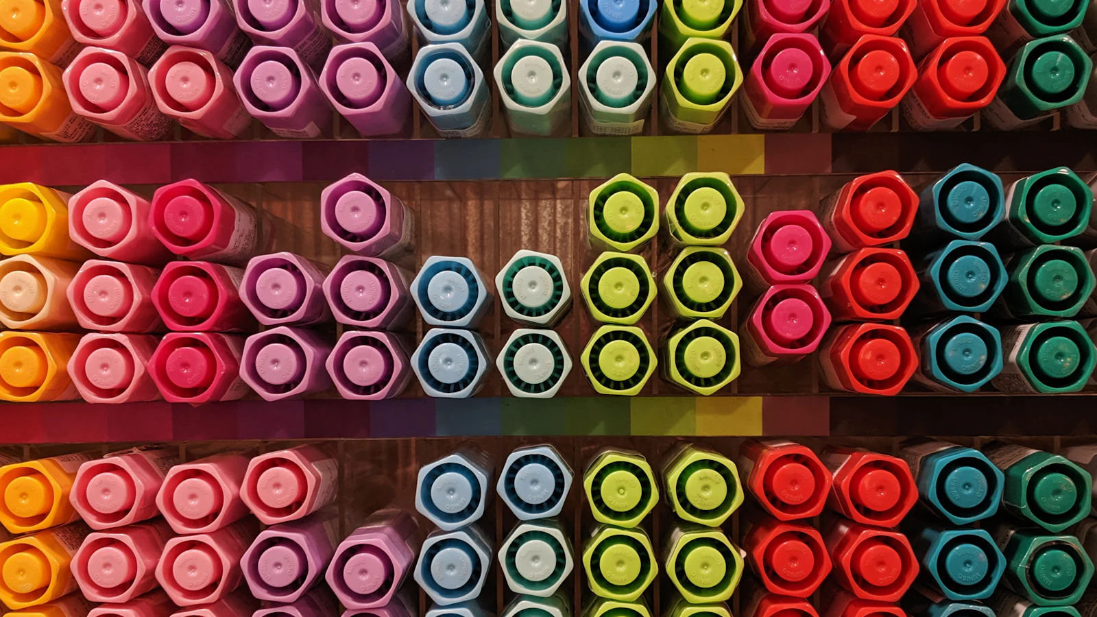 Reihen bunter Textilstifte, von oben fotografiert.
